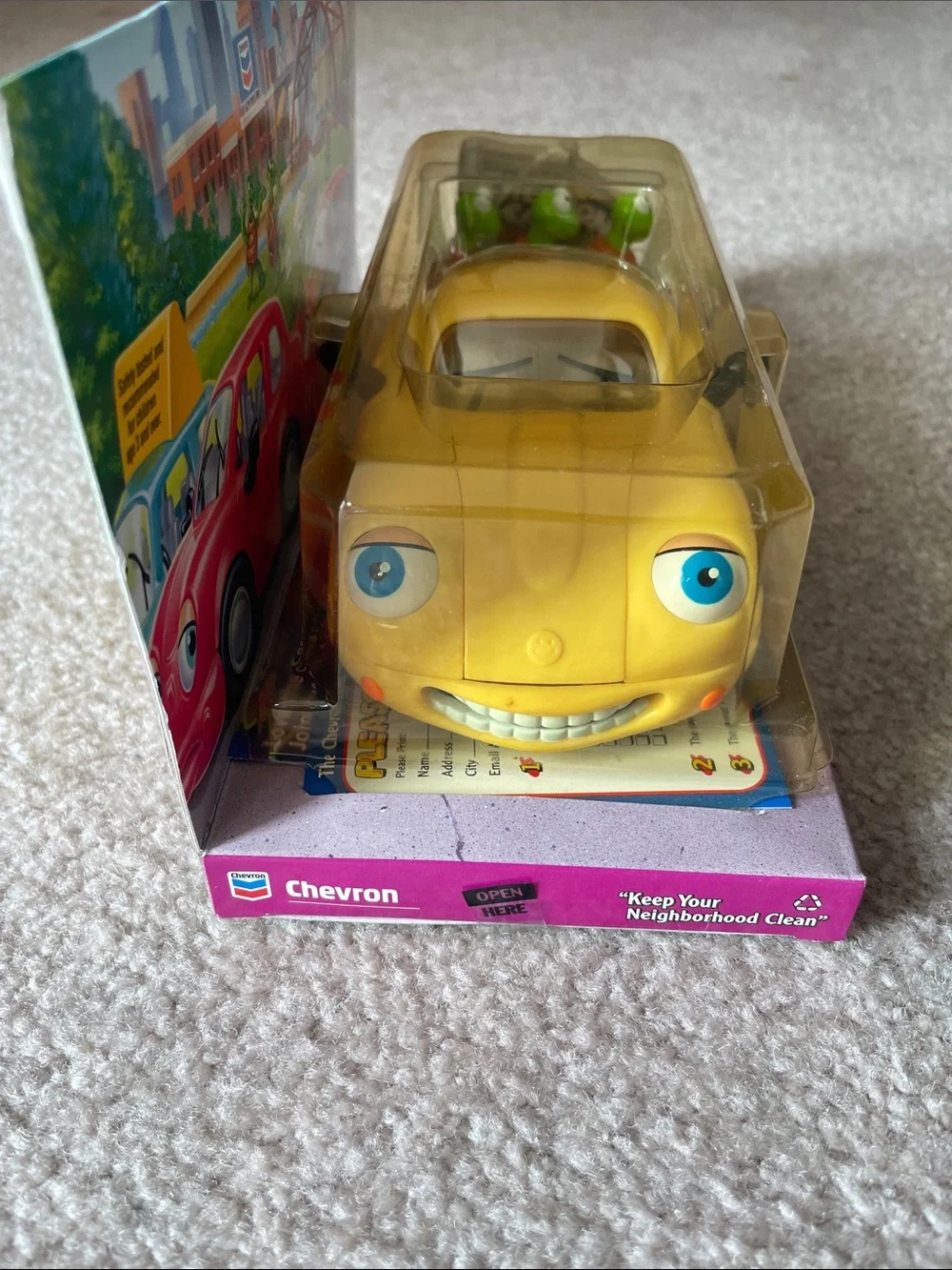 Chevron Cars Casey Coupe Yellow Toy Car with Frog Figures